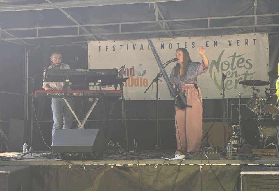 Ona Mae a Notes en Vert