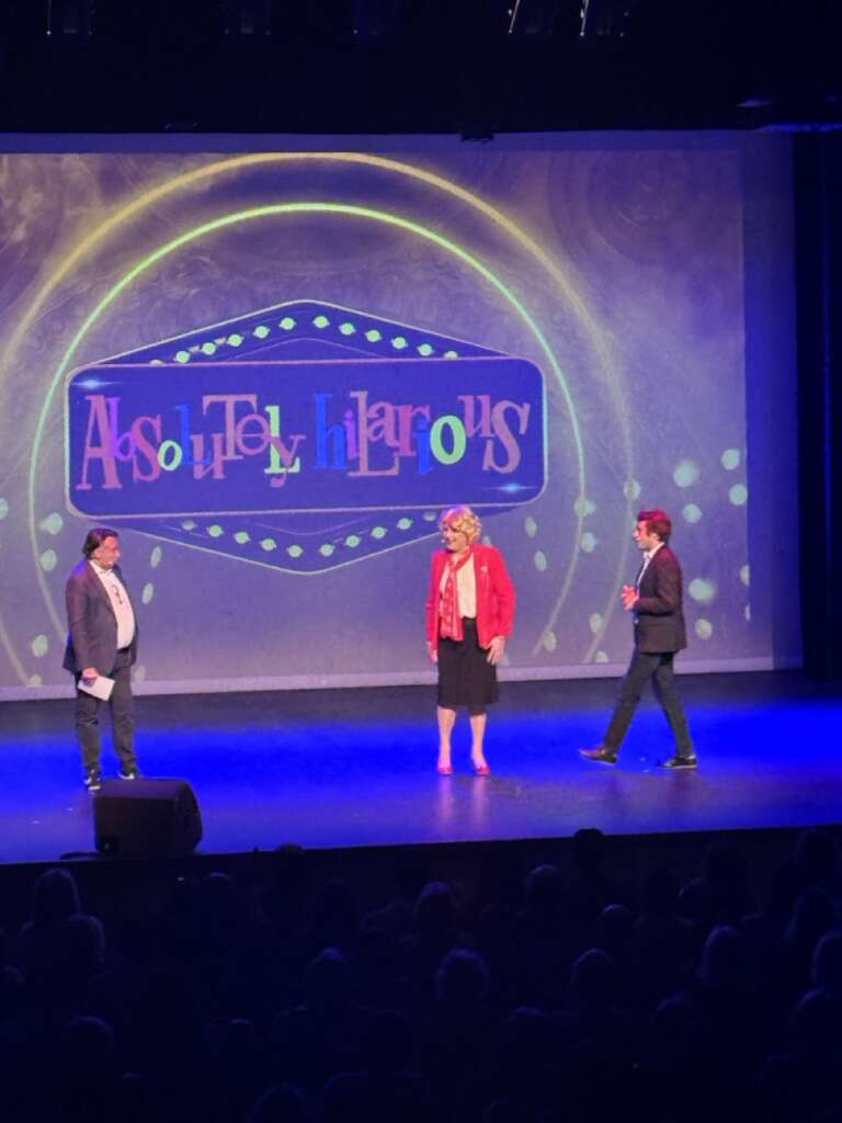 Denise fait le show de Absolutely Hilarious à Saint-Xandre, L'Agora